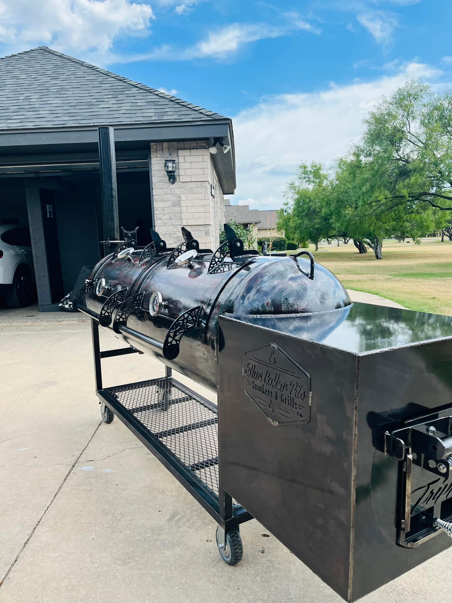 https://bluecollarproducts.com/wp-content/uploads/2022/01/Blue-Collar-Pits-Smokers-and-Grills-150-Qaway-closed-62122.jpg